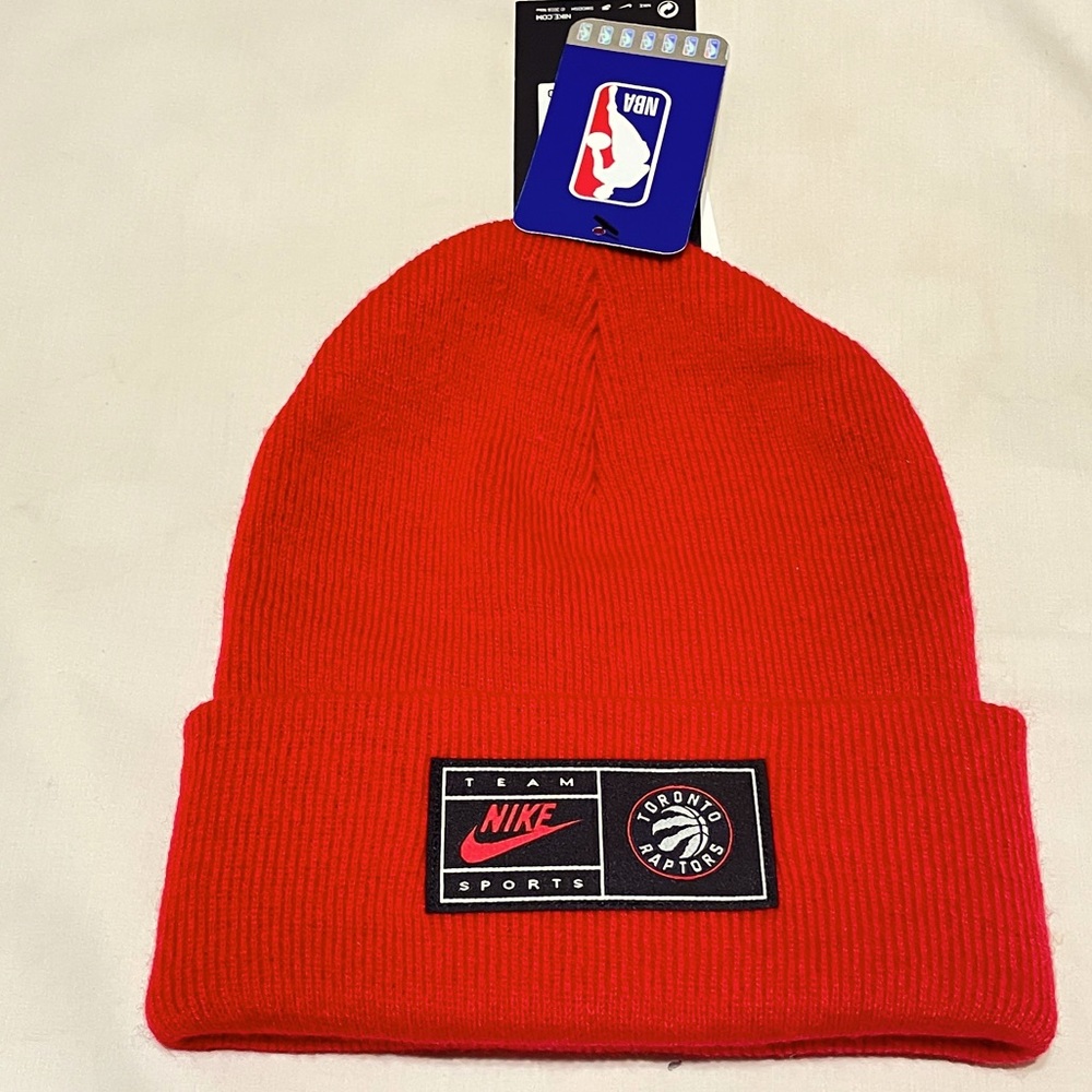 Nike Raptors Team Beanie Red.